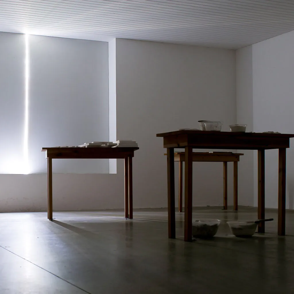 Victor Grippo, La Intimidad de la Luz en St. Ives, 1997, 6 mesas, gesso, moldes, argila, água, ferramentas e texto, dimensões variáveis. Foto: WilliamGomes