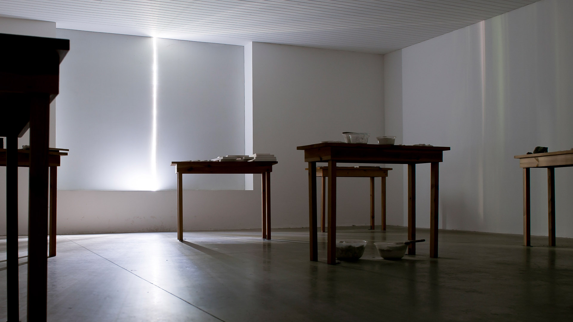 Obra La Intimidad de la Luz en St. Ives, 1997, de Victor Grippo, . Acervo de arte contemporânea do Inhotim