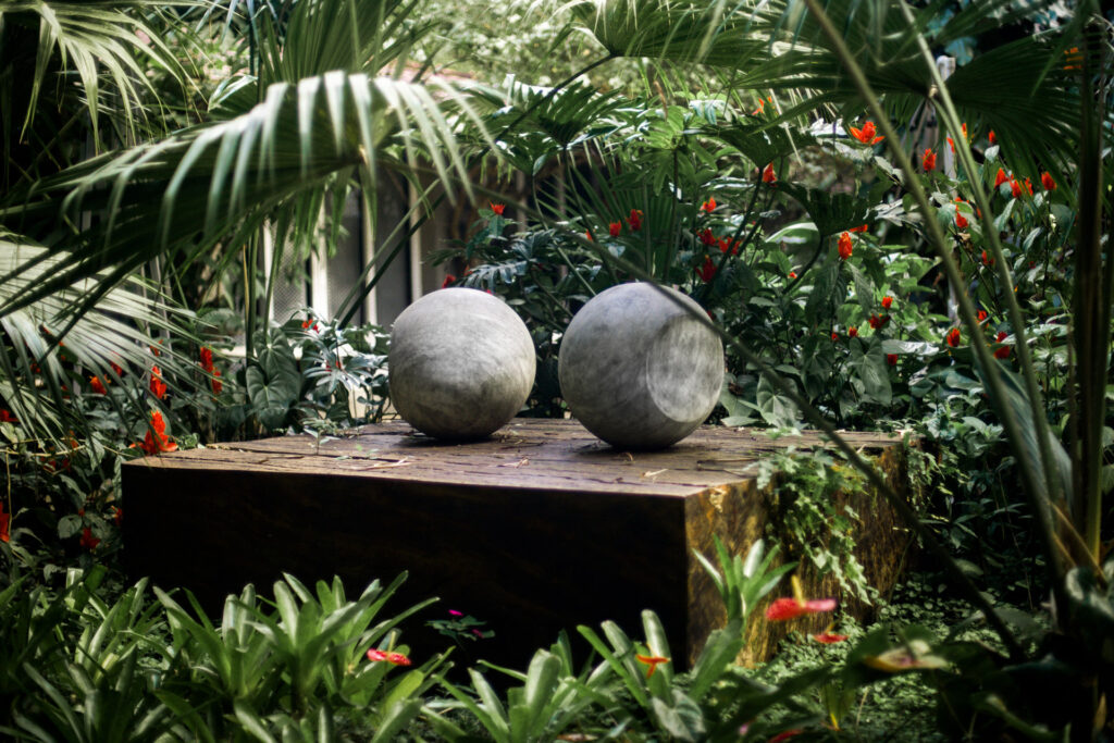 Obra Escultura para todos os materiais não transparentes, 1985. de Waltercio Caldas. Acervo de arte contemporânea do Inhotim