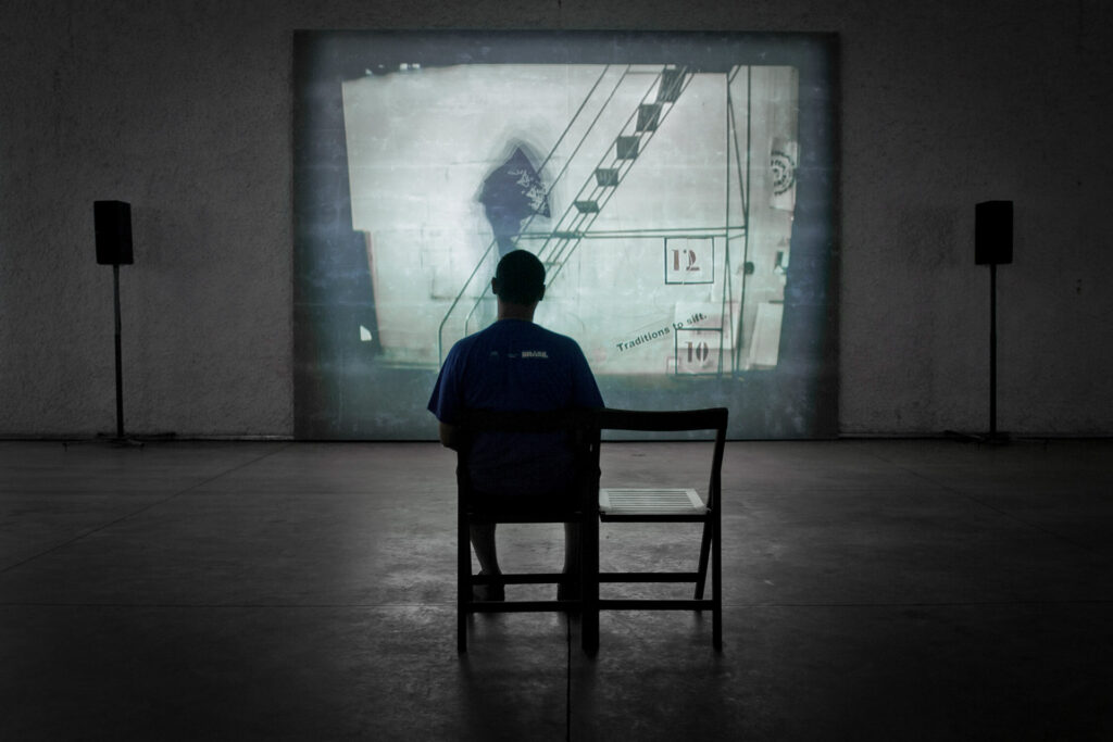 Obra I am not me, the horse is not mine, 2008, de William Kentrigde,. Acervo de arte contemporânea do Inhotim