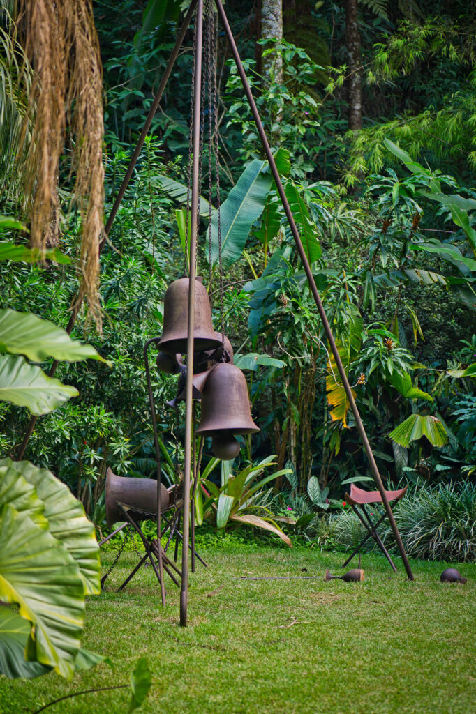 Deleite (1999) de Tunga. Acervo de arte contemporânea Inhotim
