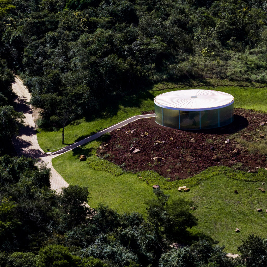 Obra Sonic Pavilion, 2009, Galeria Doug Aitken. Acervo de arte contemporânea Inhotim.