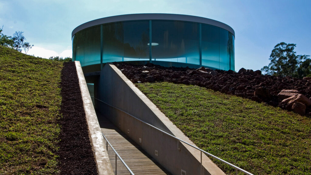 Obra Sonic Pavilion, 2009, Galeria Doug Aitken. Acervo de arte contemporânea Inhotim.