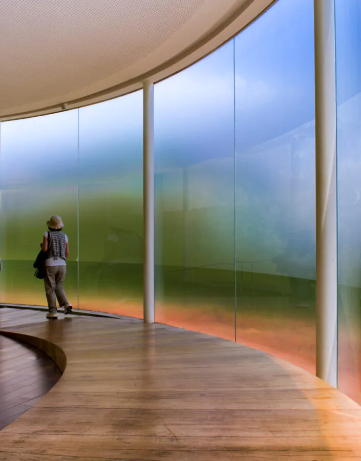 Doug Aitken, Sonic Pavilion, 2009,[vista interna], pavilhão de vidro e aço revestido de película plástica, poço tubular de 202 m de profundidade, microfones e equipamentos de amplificação sonora, 335x1400 cm. Foto: Daniela Paoliello