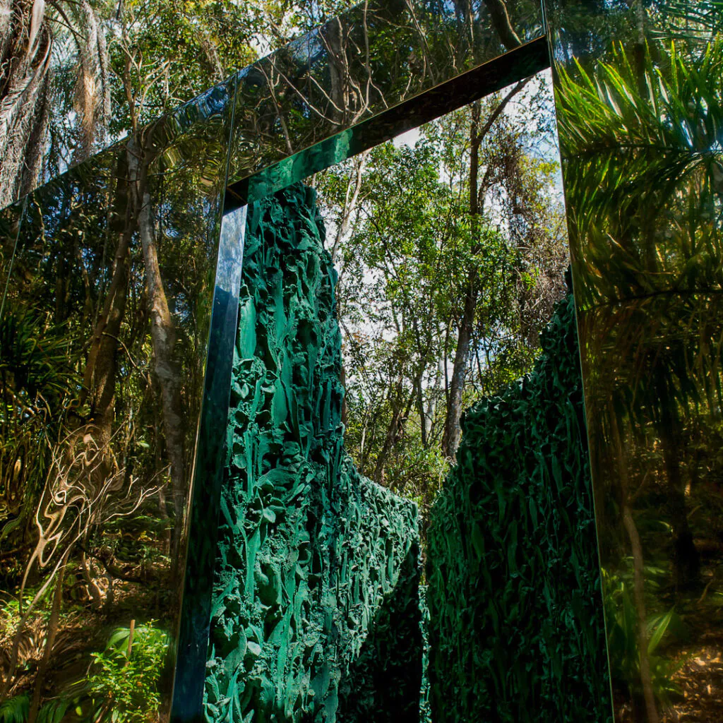 ​Cristina Iglesias, Vegetation Room Inhotim, [detalhe], 2010-12, aço, inox, bronze, resina de poliéster e fibra de vidro, 285x940x940 cm. Foto: Daniela Paoliello