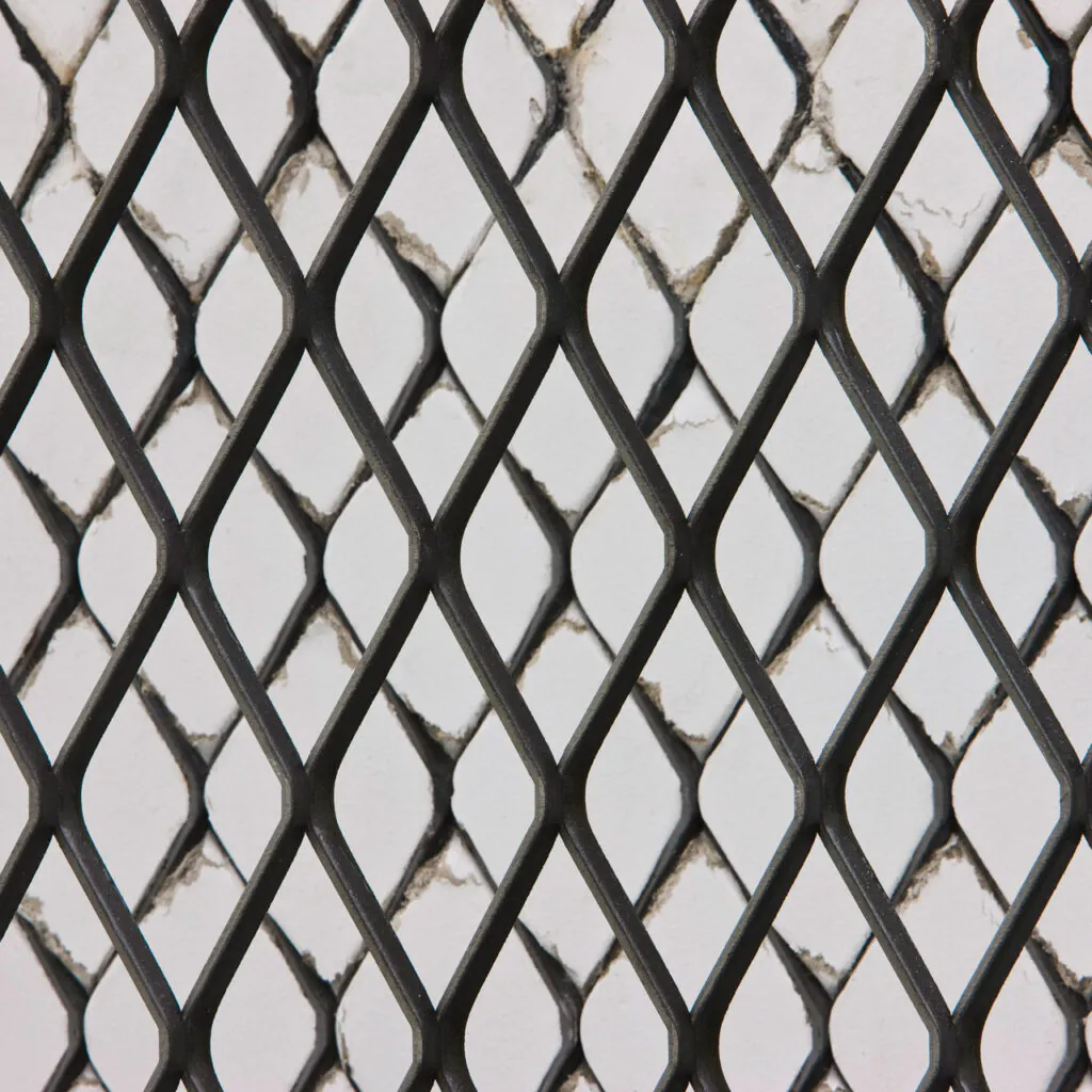 ​Doris Salcedo, Neither, 2004, [detalhe], placas de gesso e aço, 494x740x1500 cm.  Foto: Daniel Mansur