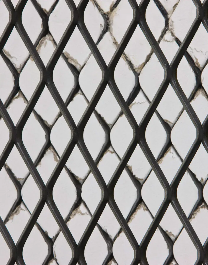 ​Doris Salcedo, Neither, 2004, [detalhe], placas de gesso e aço, 494x740x1500 cm.  Foto: Daniel Mansur