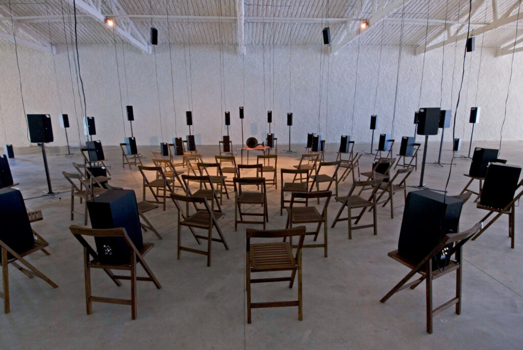 Obra The Murder of Crows, 2008, de Janet Cardiff; Georges Miller. Galeria Galpão Inhotim.