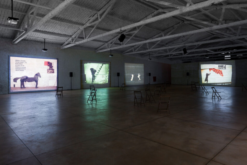 Obra I am not me, the horse is not mine, 2008, de William Kentrigde, Galeria Galpão Inhotim.