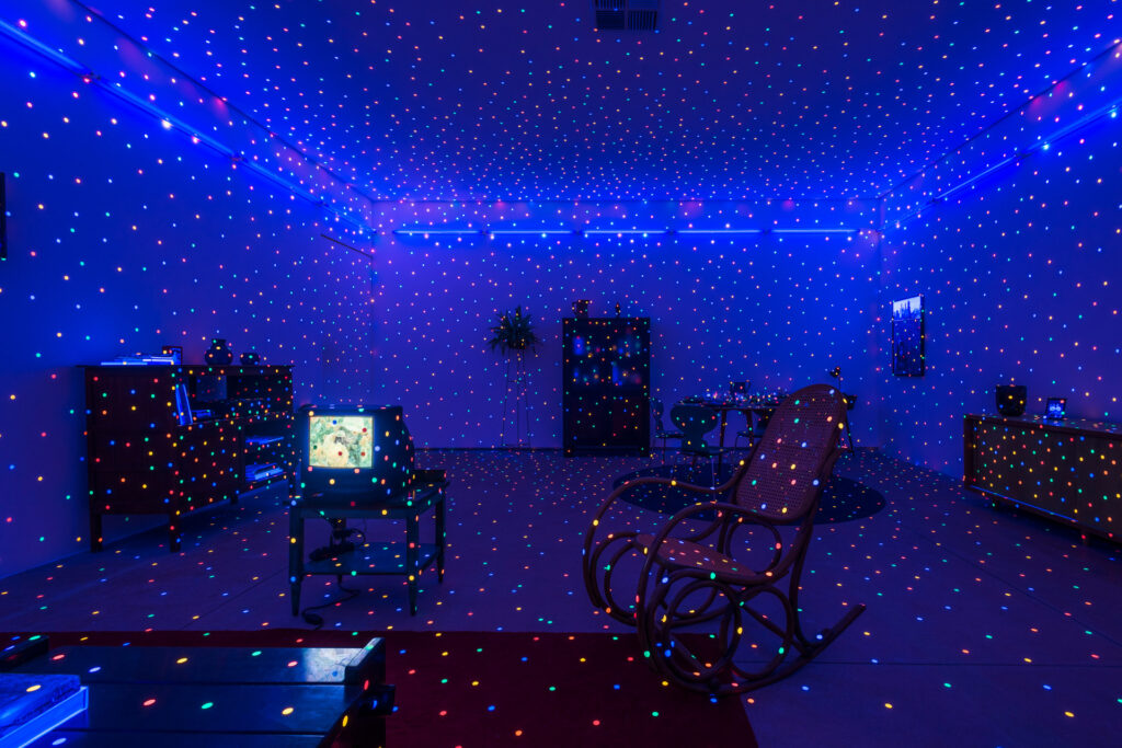 Yayoi Kusama, I am here, but nothing, 2000, na exposição