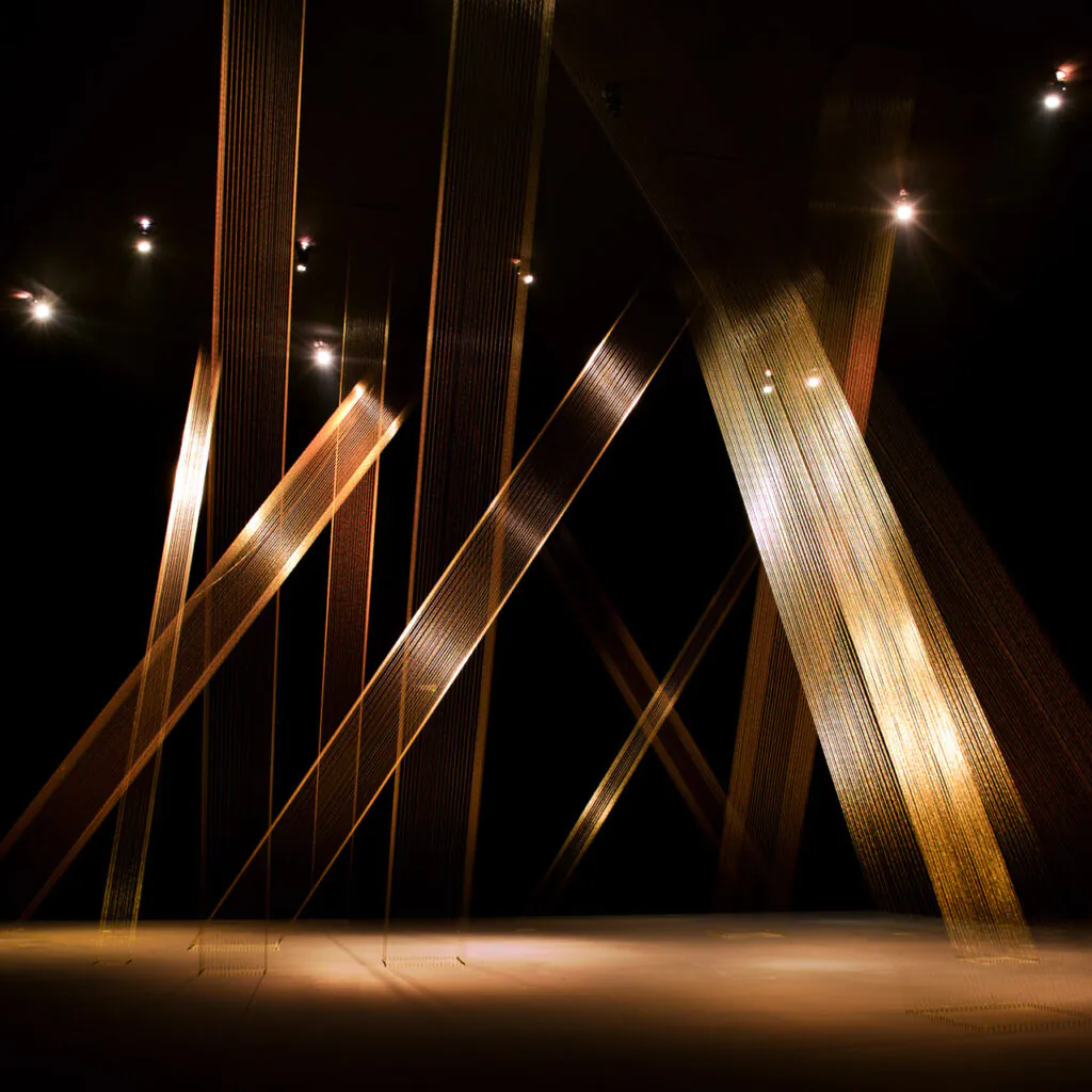 Lygia Pape, Ttéia 1 C, 2002, fio metalizado, dimensões variáveis. Foto: William Gomes