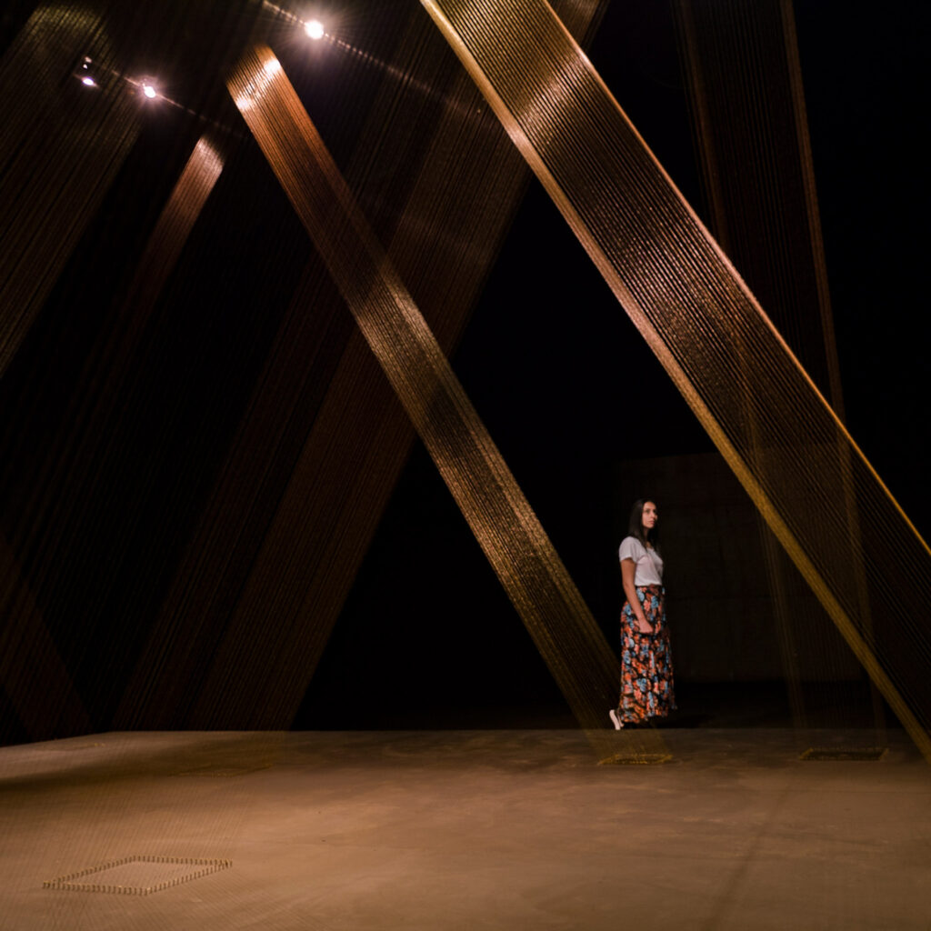 Obra Ttéia 1 C, 2002, de Lygia Pape. Galeria Lygia Pape. Acervo de arte contemporânea Inhotim