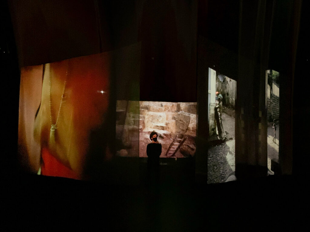 Obra Diálogos com Amaú (1983) de Miguel Rio Branco. Acervo de arte contemporânea Inhotim