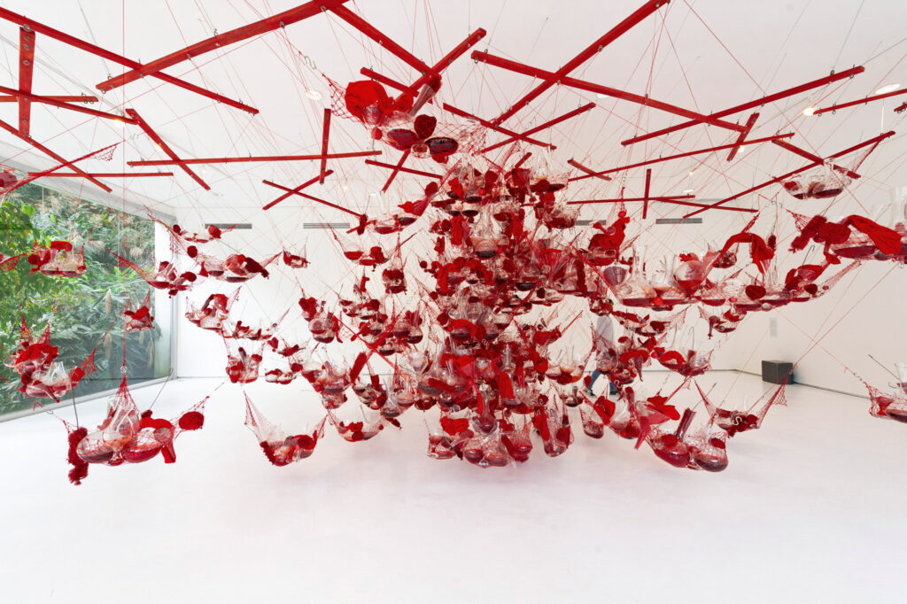 Obra True Rouge, 1997, de Tunga. Acervo de arte contemporânea do Inhotim.