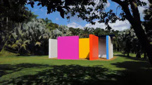 Hélio Oiticica, Invenção da cor, Penetrável Magic Square #5, De Luxe, 1977, [detalhe], pintura sobre paredes de alvenaria, cobertura de metal e vidro, alambrado, seixo rolado, 15x15x4,5 m. Foto: Brendon Campos