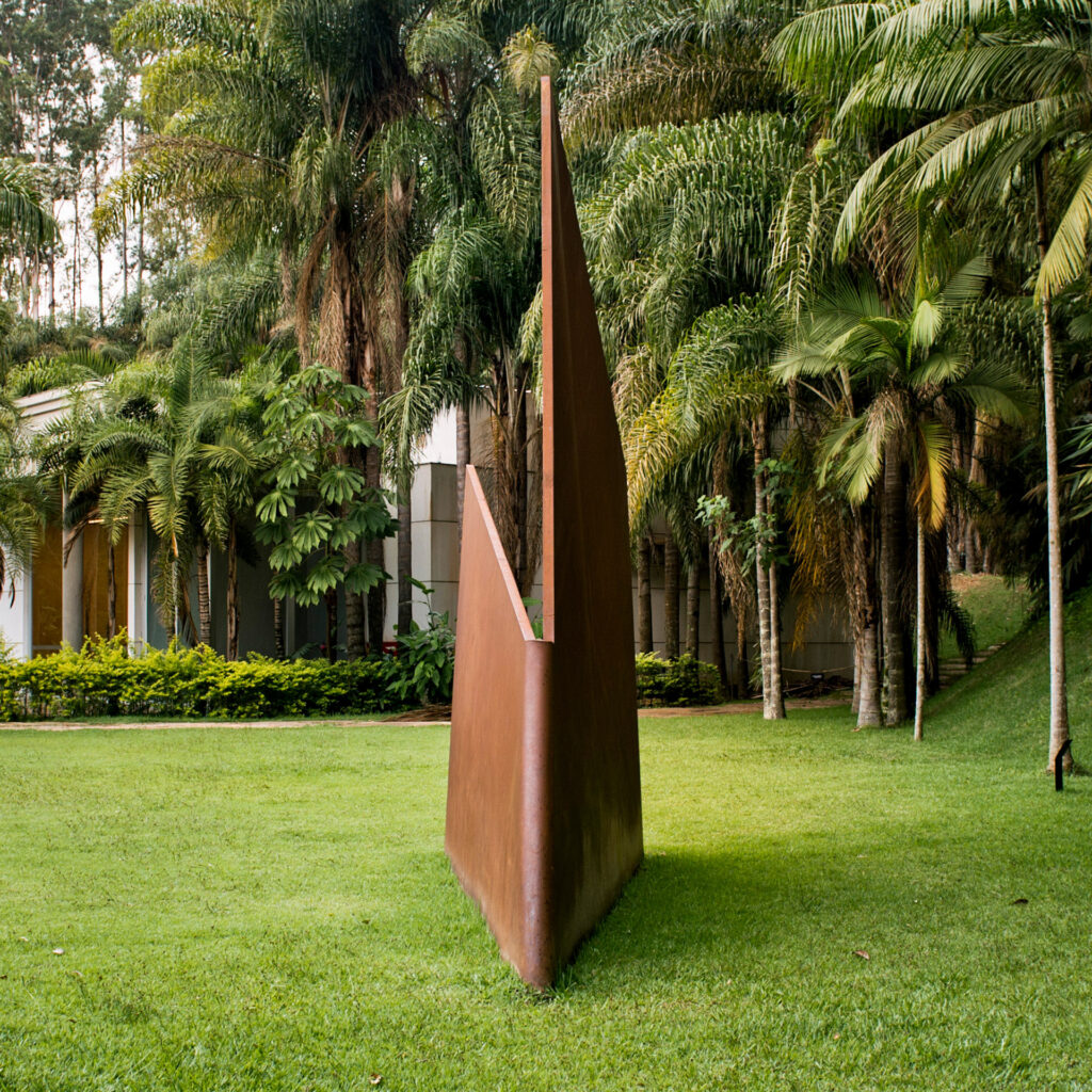 Obra Sem título, 2001, de Amilcar de Castro. Acervo de arte contemporânea Inhotim