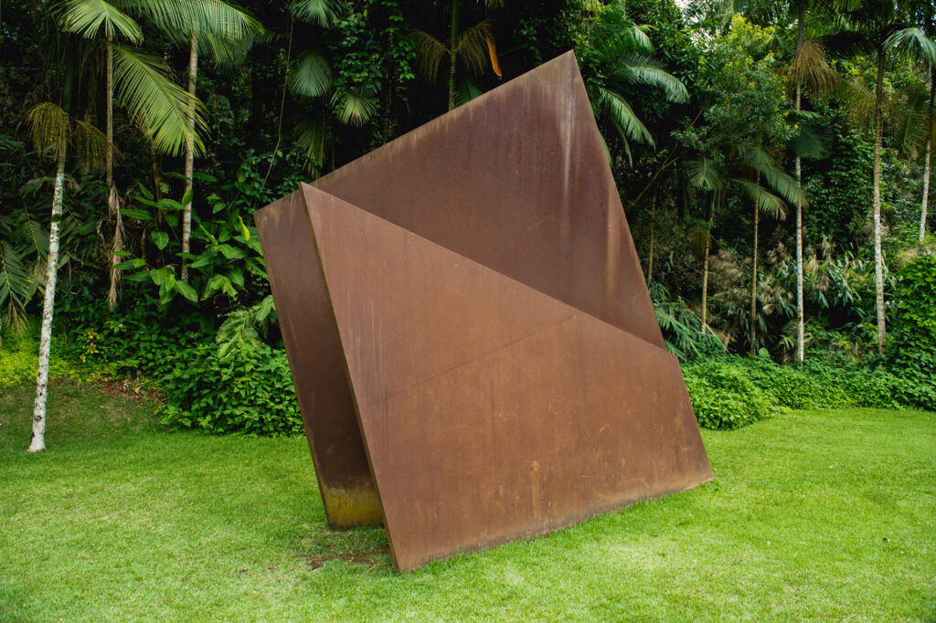 Obra Sem título, 2001, de Amilcar de Castro. Acervo de arte contemporânea Inhotim