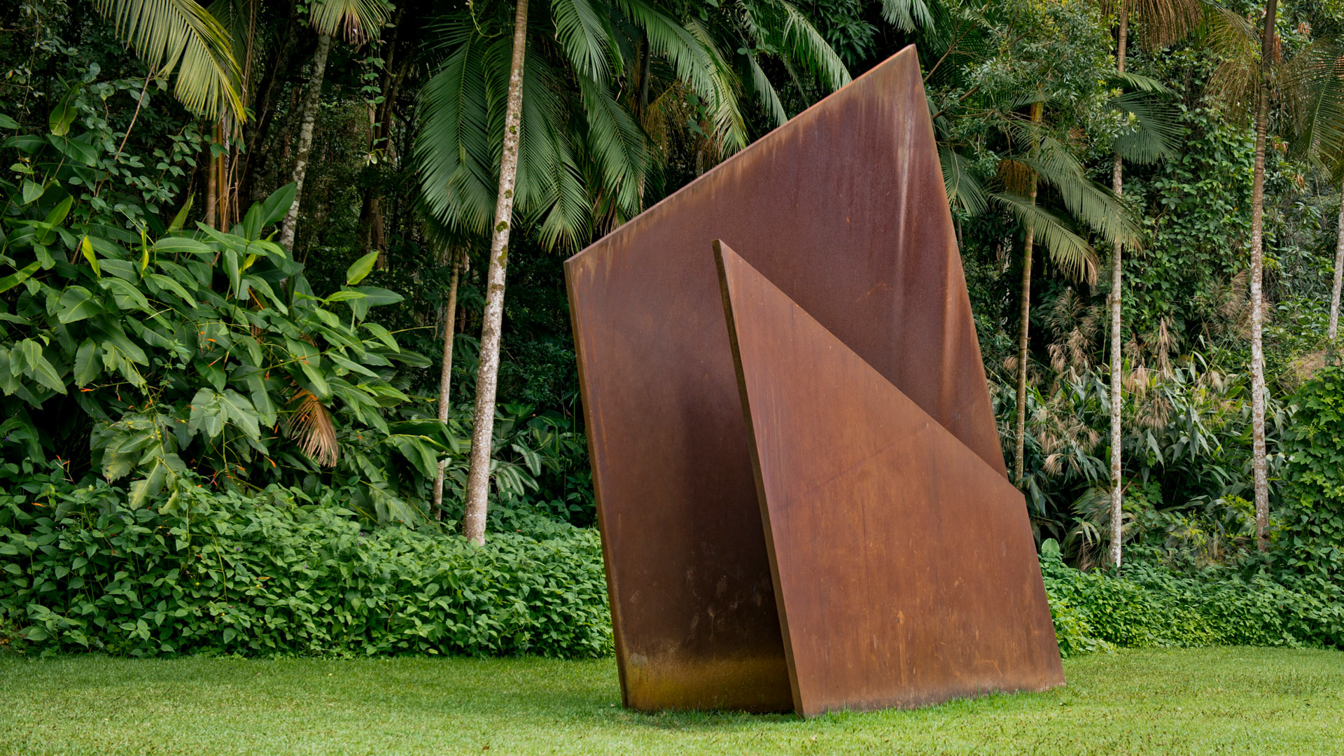 Obra Sem título, 2001, de Amilcar de Castro,. Acervo de arte contemporânea Inhotim