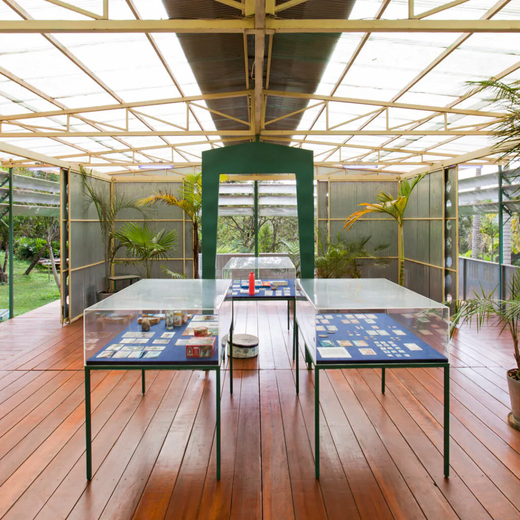 Rirkrit Tiravanija, Palm Pavilion, 2006-08, [vista interna], metal, madeira, palmeiras, materiais diversos, dimensões variáveis.  Foto: Pedro Motta