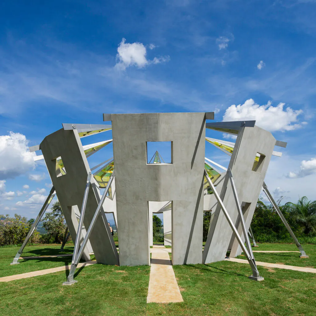 Robert Irwin, Sem título, 2019, aço inoxidável, concreto, vidro, 6.3x14,6. Foto: William Gomes