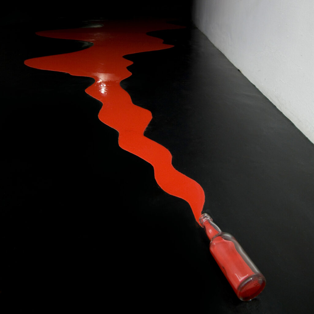 Obra Desvio para o vermelho II: Entorno, 1967-84, de Cildo Meireles. Acervo de arte contemporânea Inhotim