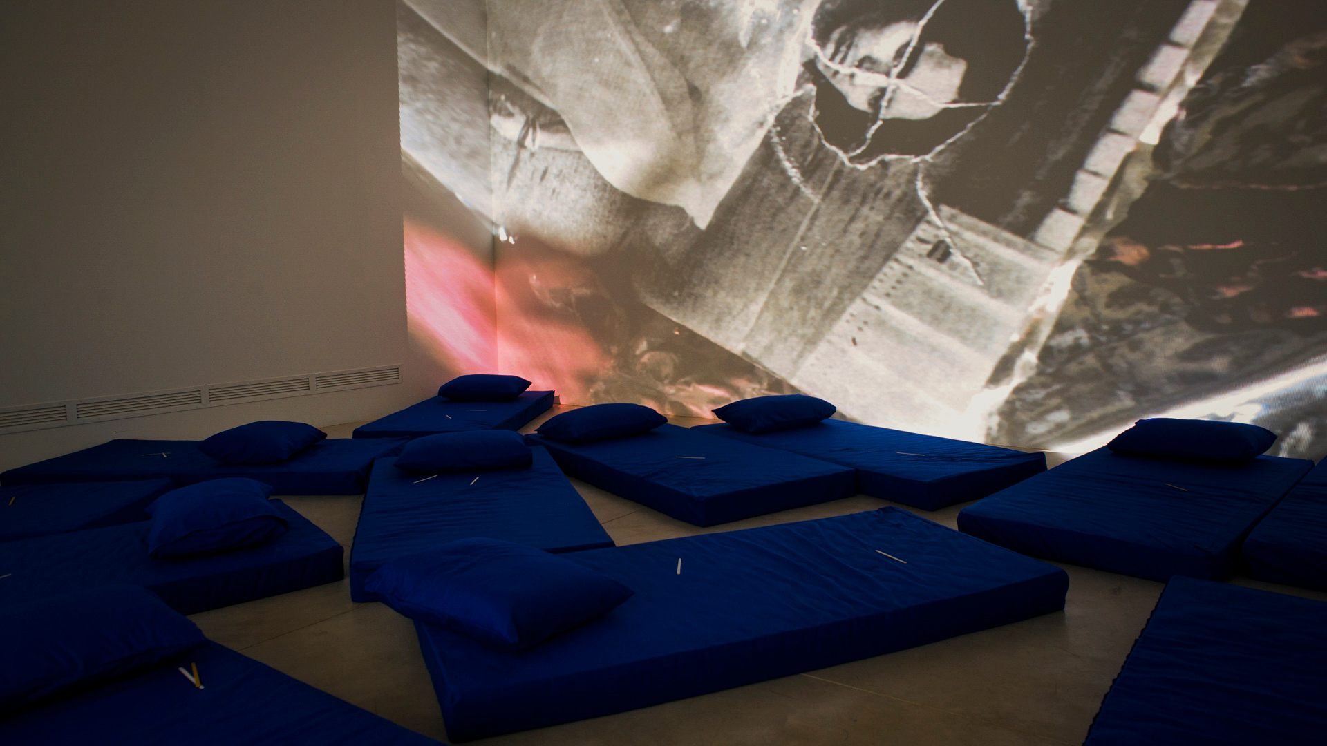 Obra Cosmococa/CC1 Trashiscapes, 1973, de Hélio Oiticica e Neville D’Almeida. Acervo de arte contemporânea Inhotim