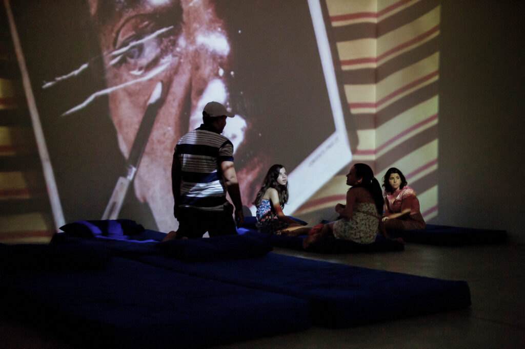 Obra Cosmococa/CC1 Trashiscapes, 1973, de Hélio Oiticica e Neville D’Almeida. Acervo de arte contemporânea Inhotim