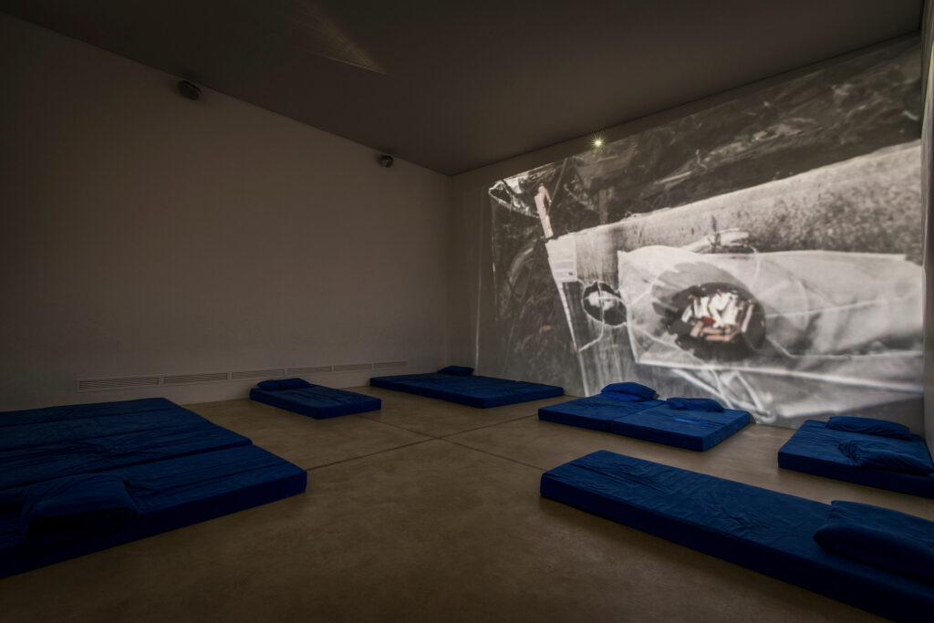 Obra Cosmococa/CC1 Trashiscapes, 1973, de Hélio Oiticica e Neville D’Almeida. Acervo de arte contemporânea Inhotim