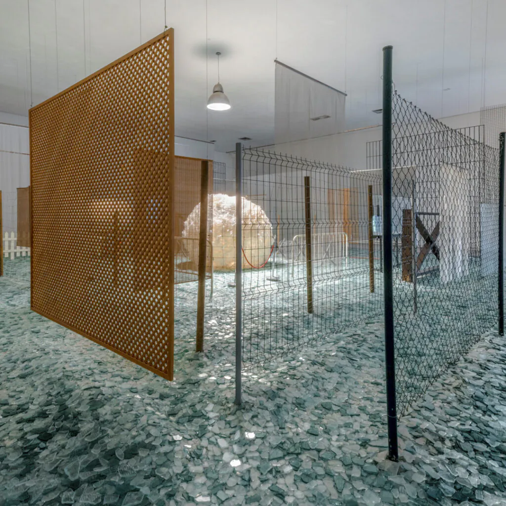 Cildo Meireles, Através, 1983-89, materiais diversos, 600x1500x1500 cm. Foto: Daniela Paoliello