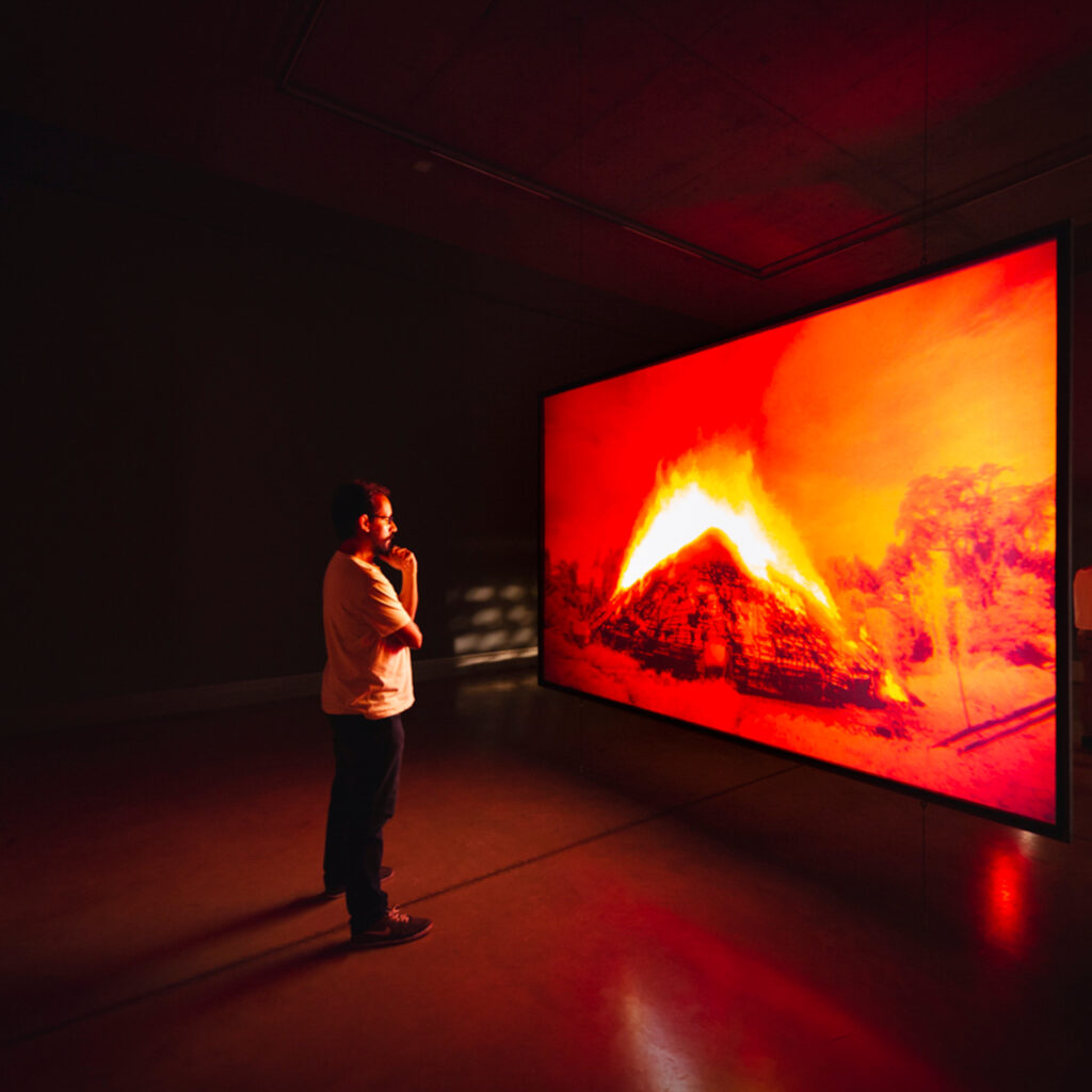 Obra Yano-a, 2005, de Claudia Andujar, Gisela Motta e Leandro Lima. Acervo de arte contemporânea Inhotim