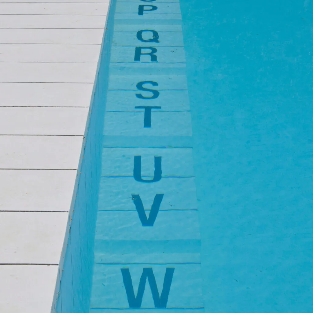 Jorge Macchi, Piscina, 2009, [detalhe]  massa de cimento branco e granito, 12x12x1,8 m. Foto: Pedro Motta