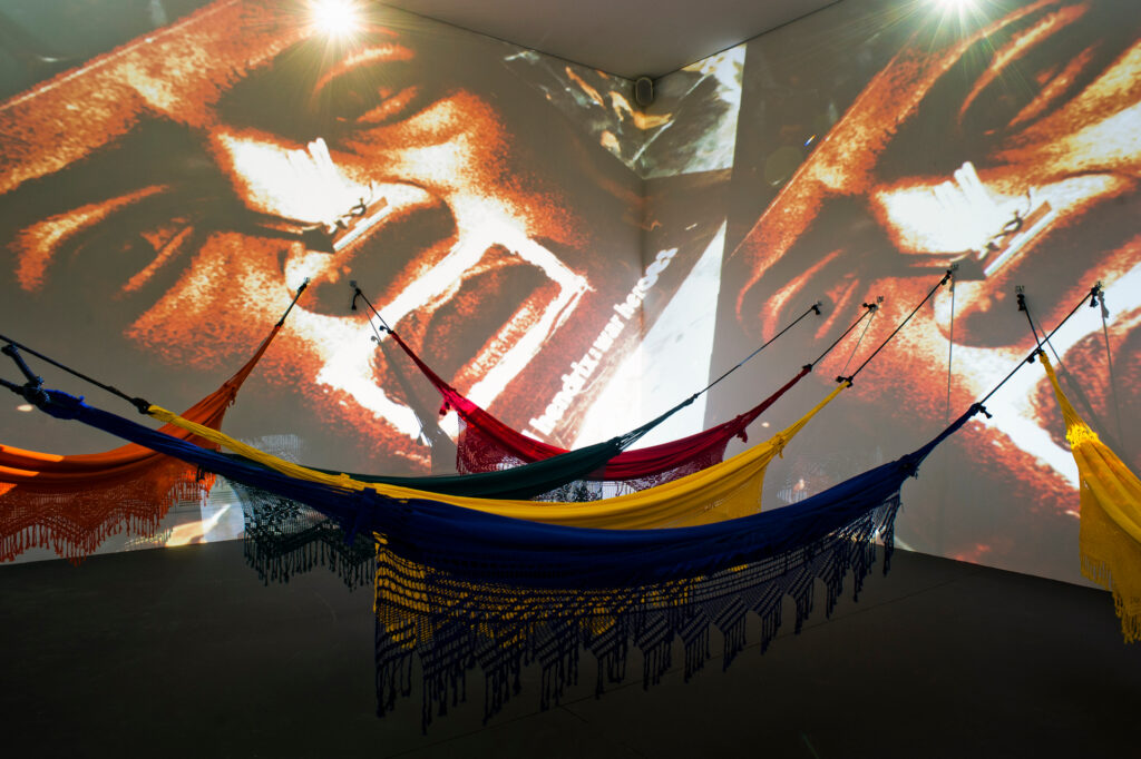 Obra Cosmococa/CC5 Hendrix-war, 1973, de Hélio Oiticica e Neville D’Almeida. Acervo de arte contemporânea Inhotim