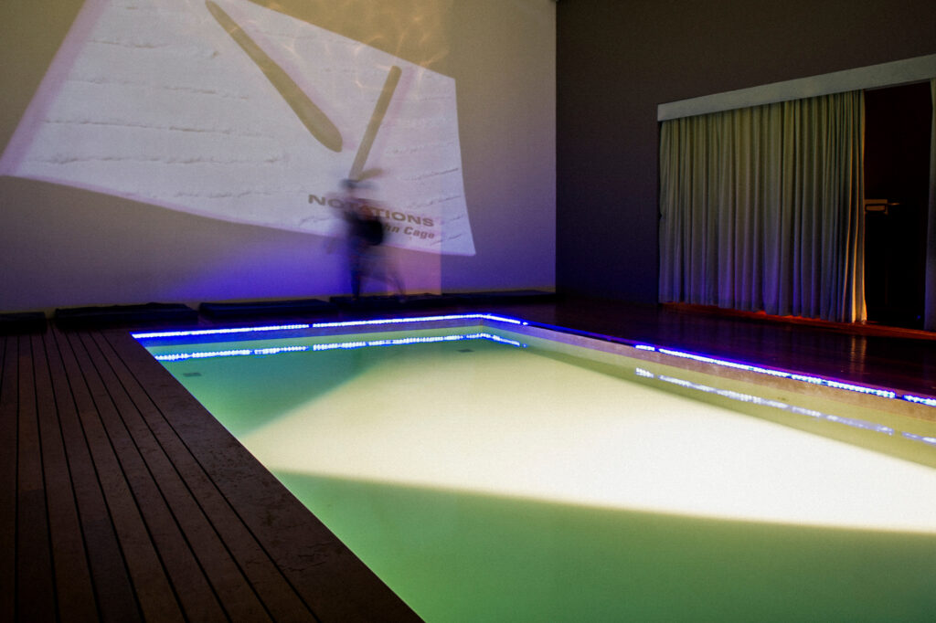 Obra Cosmococa/CC4 Nocagions, 1973, de Hélio Oiticica e Neville D’Almeida. Acervo de arte contemporânea Inhotim
