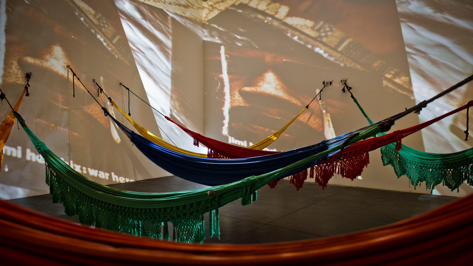 Obra Cosmococa/CC5 Hendrix-war, 1973, de Hélio Oiticica e Neville D’Almeida. Acervo de arte contemporânea Inhotim