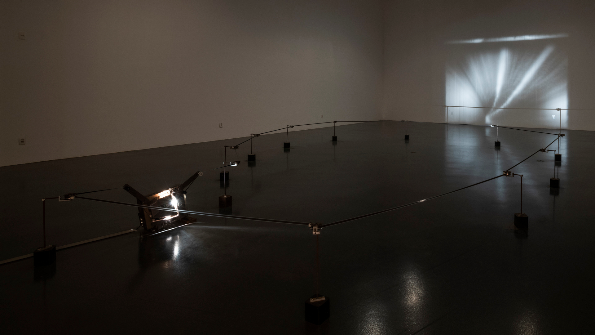 Obra Ão, 1981, de Tunga. Acervo de arte contemporânea Inhotim