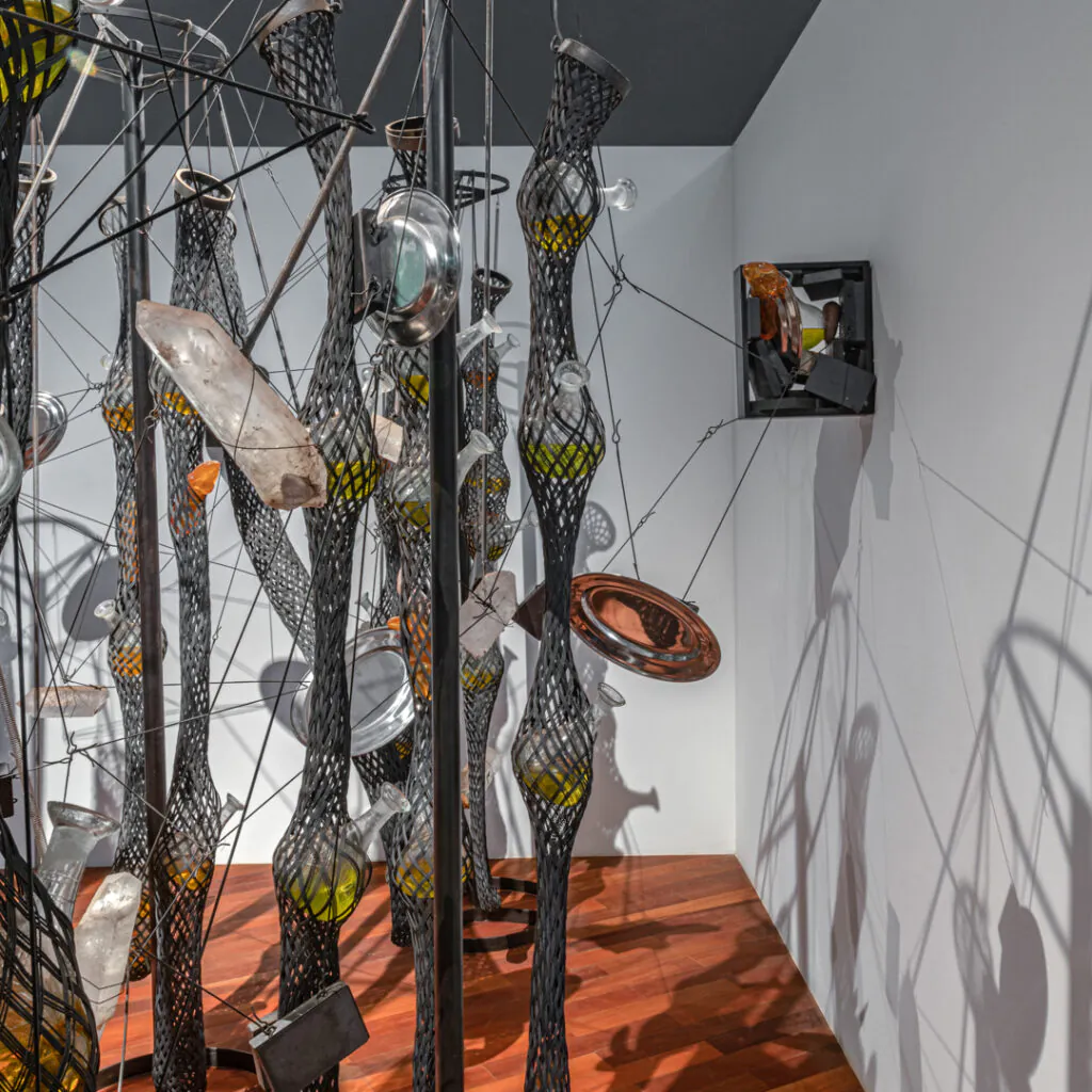 Obra Cooking Crystals Expanded, 2009, de Tunga. Acervo de arte contemporânea Inhotim.