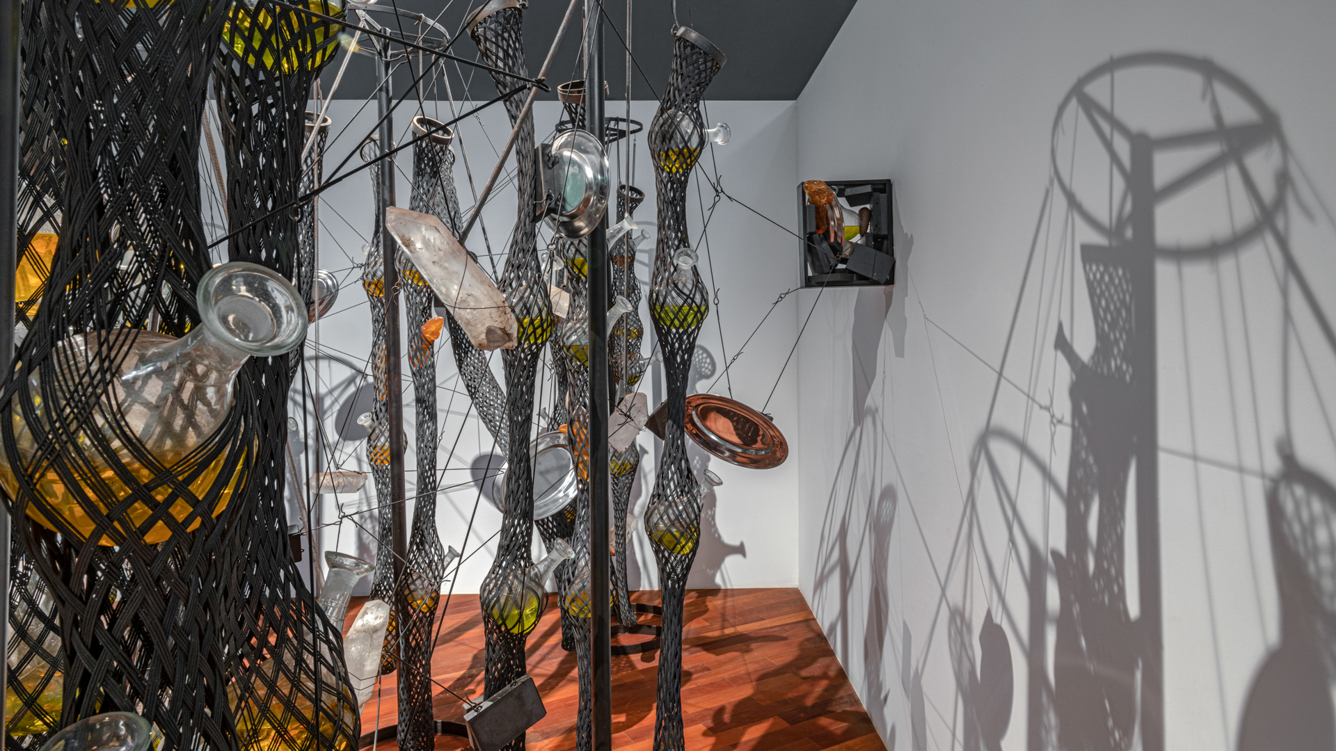 Obra Cooking Crystals Expanded, 2009, de Tunga. Acervo de arte contemporânea Inhotim.