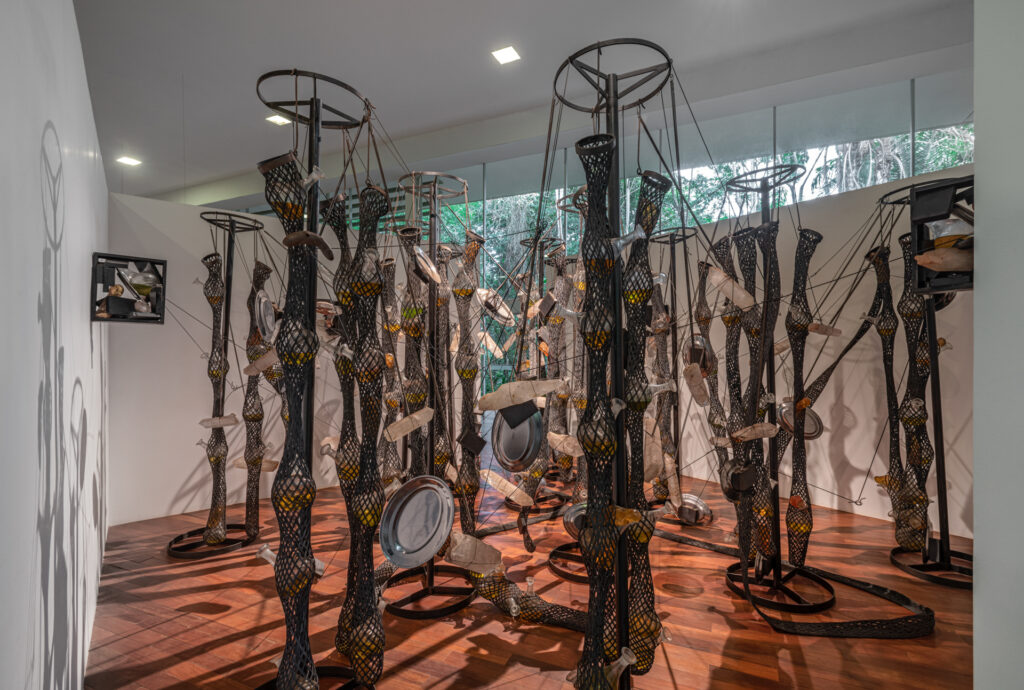 Obra Cooking Crystals Expanded, 2009, de Tunga. Acervo de arte contemporânea Inhotim.