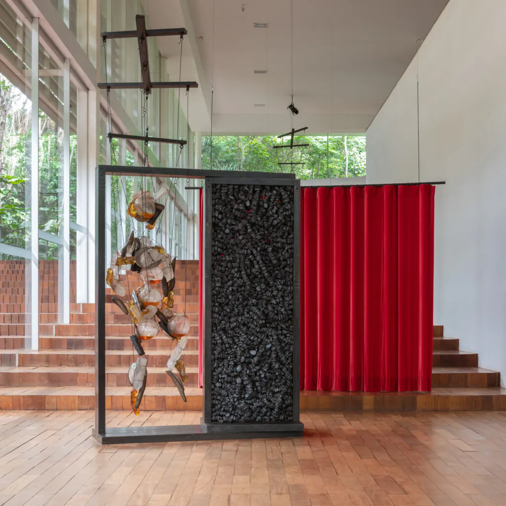 Obra Psicopompo Cooking Crystal, 2010, Tunga. Acervo de arte contemporânea Inhotim