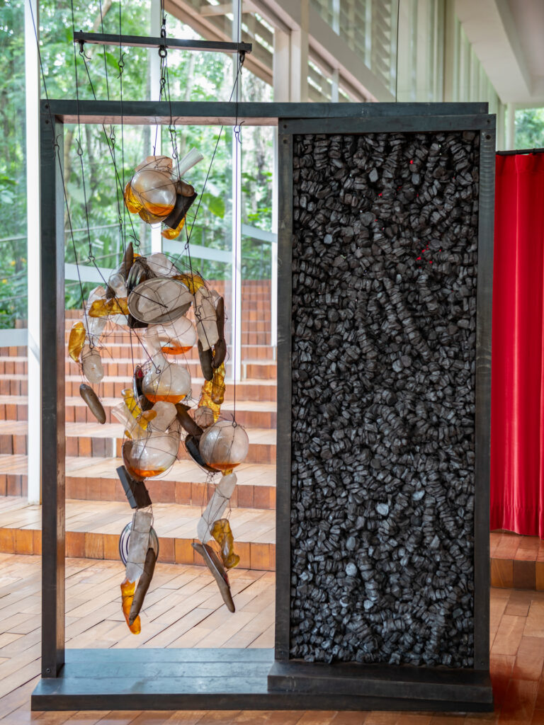 Obra Psicopompo Cooking Crystal, 2010, Tunga. Acervo de arte contemporânea Inhotim