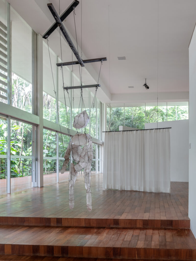 Obra sem título, da série Marionettes, 2010, de Tunga. Acervo de arte contemporânea Inhotim