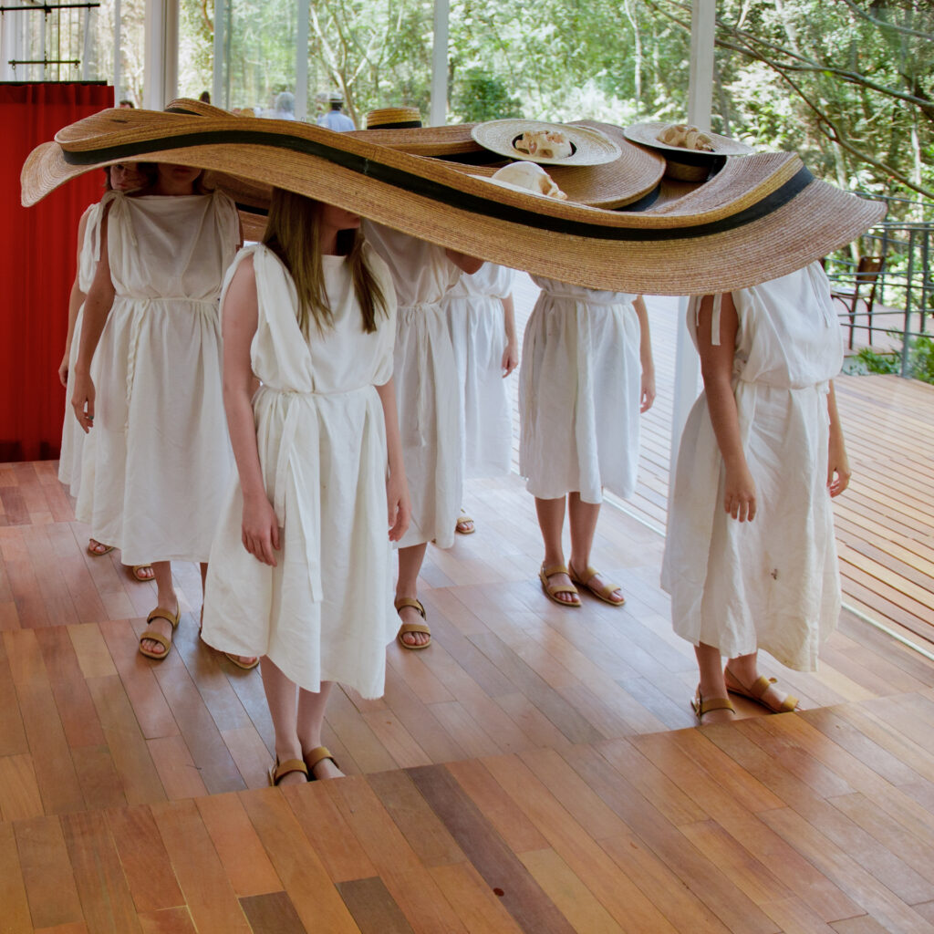 Obra Inside Out, Upside Down, 1998 , de Tunga. Acervo de arte contemporânea Inhotim