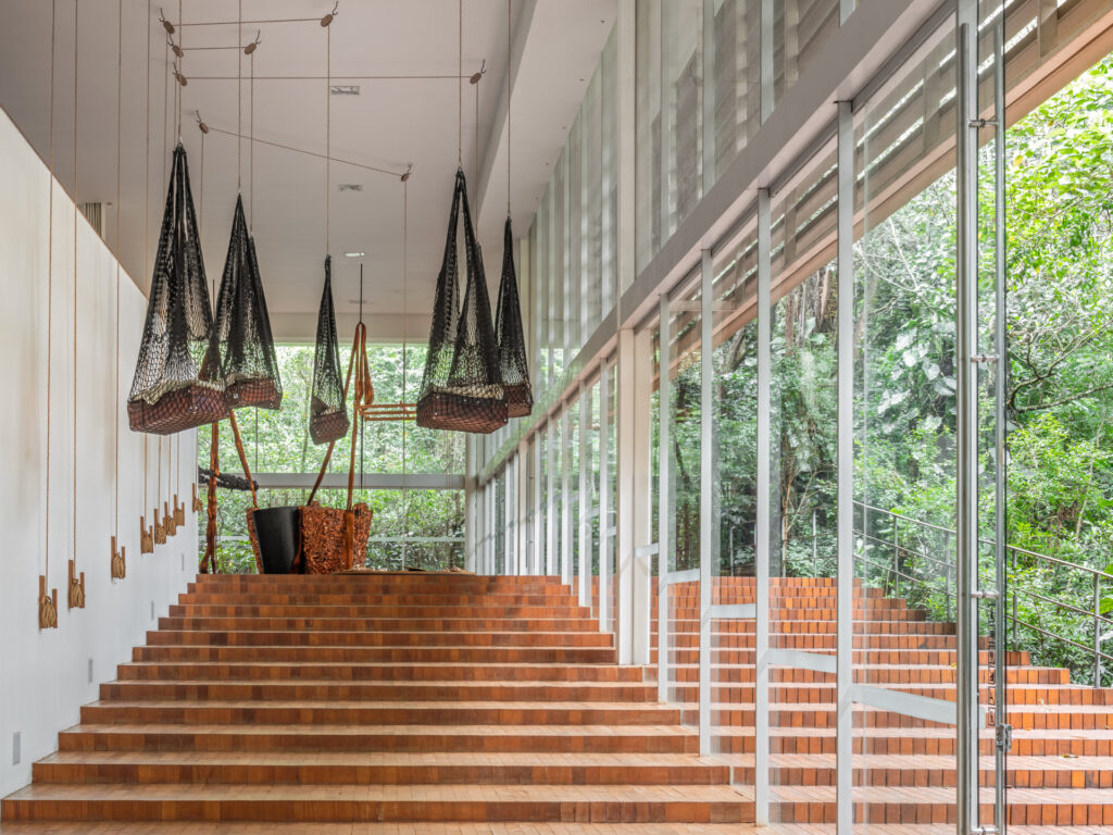 Obra Inside Out, Upside Down, 1998 , de Tunga. Acervo de arte contemporânea Inhotim