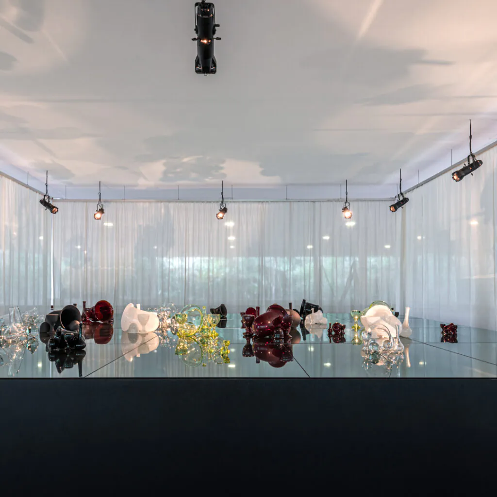 Obra Nociferatu Spectrum, 1999, de Tunga. Acervo de arte contemporânea Inhotim