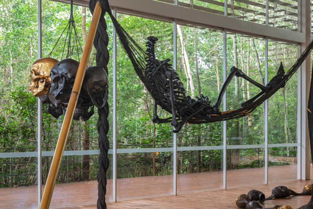 Obra À la Lumière des Deux Mondes, 2005, de Tunga. Acervo de arte contemporânea Inhotim