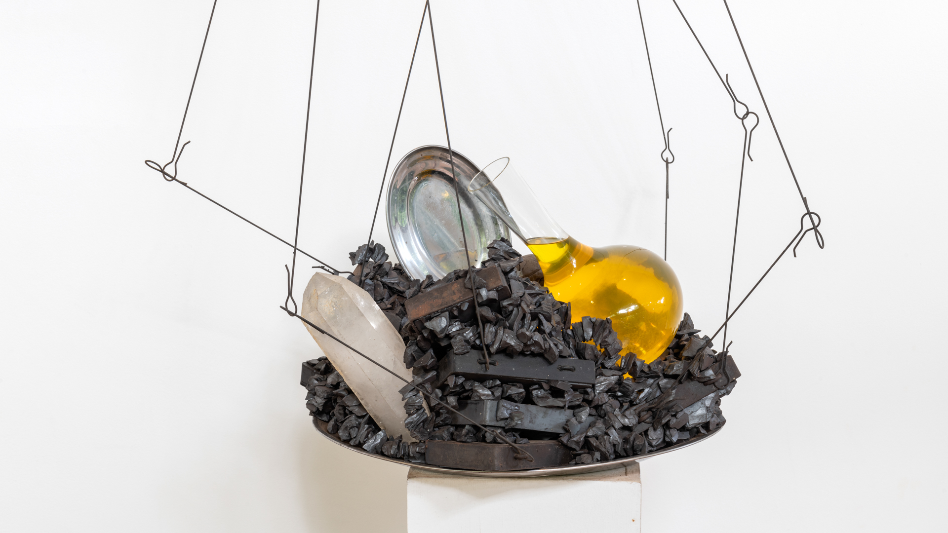 Obra X-Estudo, 2009, de Tunga. Acervo de arte contemporânea Inhotim