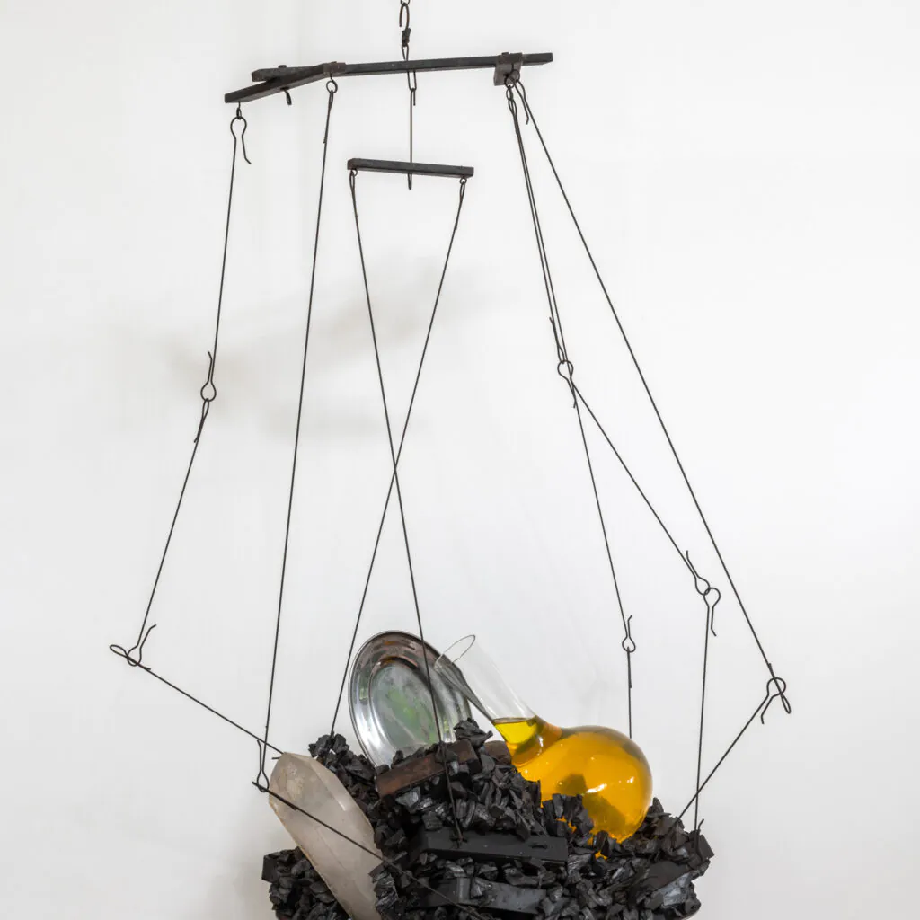 Obra X-Estudo, 2009, de Tunga. Acervo de arte contemporânea Inhotim