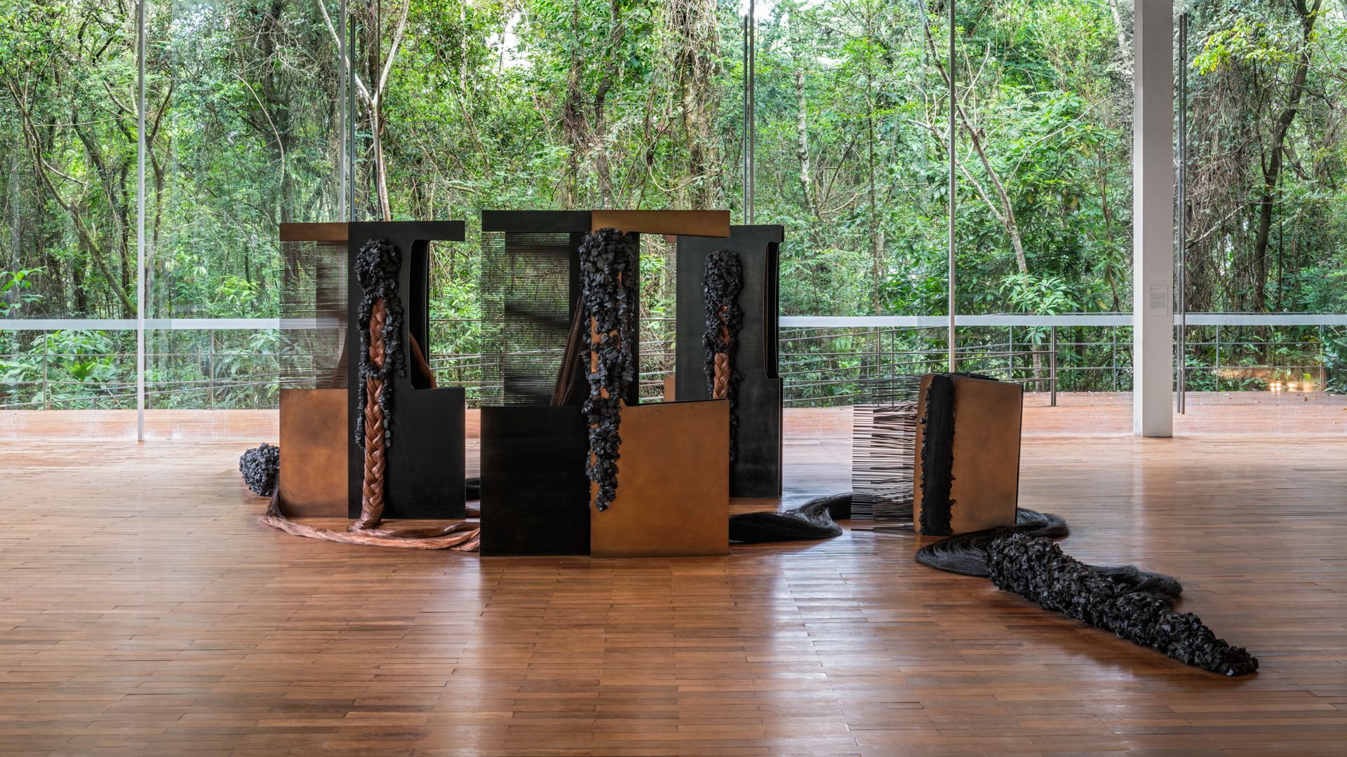 Obra Lezart V, 1989, de Tunga. Acervo de arte contemporânea Inhotim
