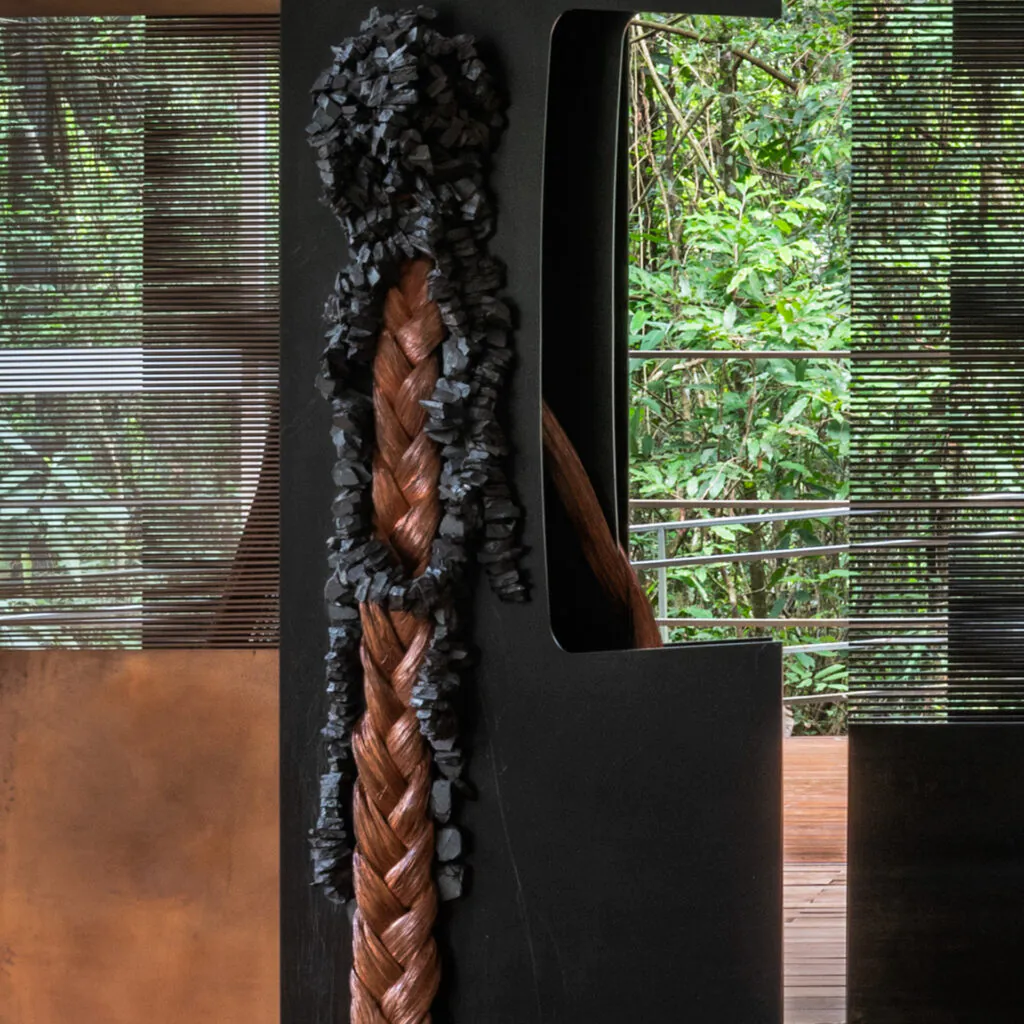 Obra Lezart V, 1989, de Tunga. Acervo de arte contemporânea Inhotim