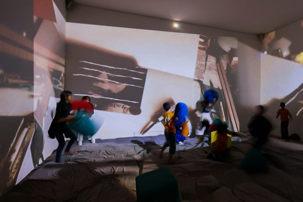 Obra Cosmococa/CC1 Trashiscapes (1998), dos artistas Hélio Oiticica e Neville D'Almeida. Acervo de arte contemporânea Inhotim.